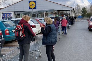 Češi vzali obchody útokem. Fronty na nákupy hrozí i v úterý - Seznam Zprávy